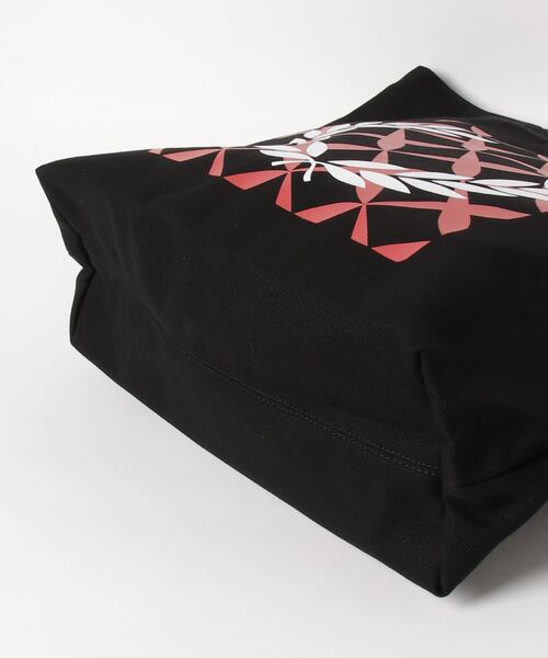 FRED PERRY（フレッドペリー）の「Cross Stitch Graphic Tote Bag（トートバッグ・メンズ・ブラック・ONE SIZE）」の2枚目の写真
