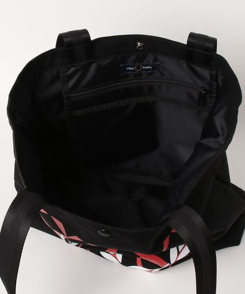 FRED PERRY（フレッドペリー）の「Cross Stitch Graphic Tote Bag（トートバッグ・メンズ・ブラック・ONE SIZE）」の5枚目の写真
