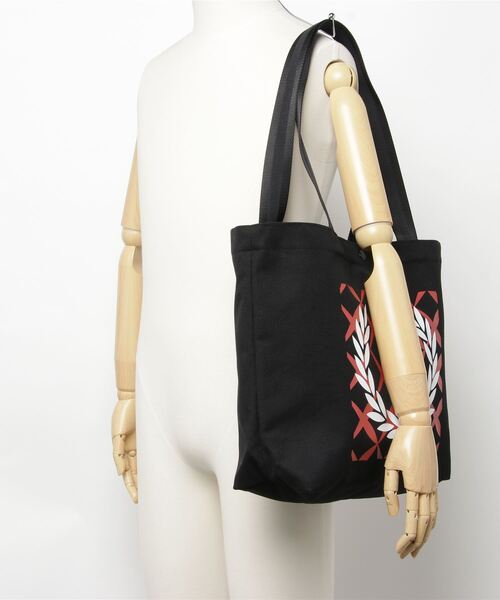FRED PERRY（フレッドペリー）の「Cross Stitch Graphic Tote Bag（トートバッグ・メンズ・ブラック・ONE SIZE）」の3枚目の写真