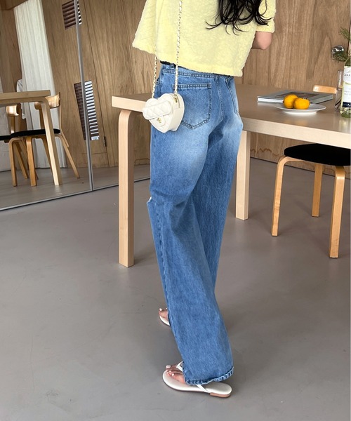 by muni:r(バイ ムニール)の「ダメージカットワイドデニム(デニムパンツ・レディース・ブルー・SMALL/MEDIUM)」の7枚目の写真