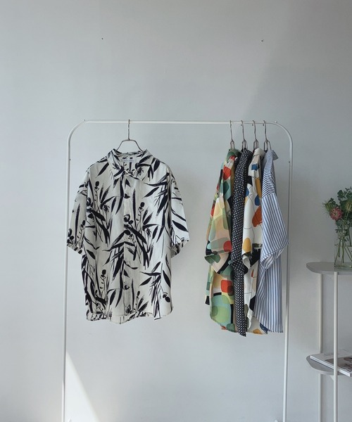 AS KNOW AS plus（アズノゥアズプラス）の「♪着回して半袖ビッグシャツ（シャツ/ブラウス・レディース・ベージュ系/ホワイト系/ブラック系/ホワイト系1/ブルー系/ブルー系1/ホワイト系2/ベージュ系1/サックスブルー系/ピンク系/ブラック系1/ブラック系2/ブラック系3/ブルー系2/グリーン系/イエロー系/ベージュ系2/ブルー系3/ブラック系4/ブルー系4/ホワイト系3/ホワイト系その他/ブルー系その他/ブラウン系/ネイビー系・FREE）」の4枚目の写真