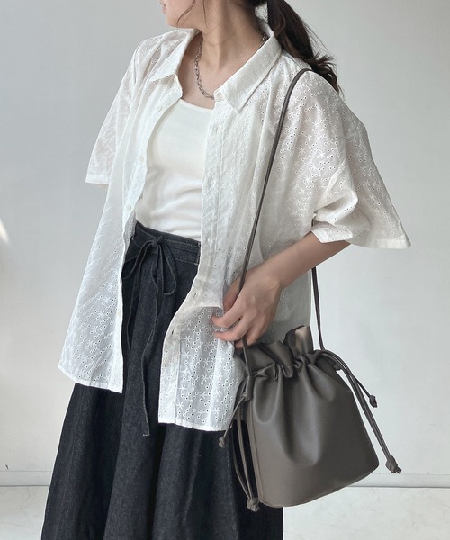 AS KNOW AS plus（アズノゥアズプラス）の「♪着回して半袖ビッグシャツ（シャツ/ブラウス・レディース・ベージュ系/ホワイト系/ブラック系/ホワイト系1/ブルー系/ブルー系1/ホワイト系2/ベージュ系1/サックスブルー系/ピンク系/ブラック系1/ブラック系2/ブラック系3/ブルー系2/グリーン系/イエロー系/ベージュ系2/ブルー系3/ブラック系4/ブルー系4/ホワイト系3/ホワイト系その他/ブルー系その他/ブラウン系/ネイビー系・FREE）」の6枚目の写真