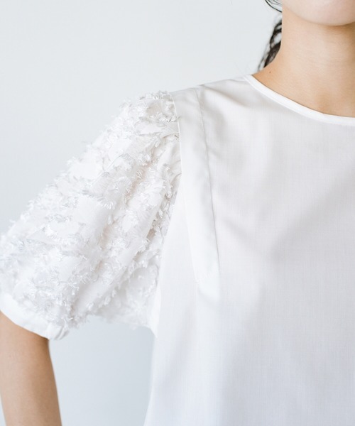 haco!（ハコ）の「光をきれいに反射する白ブラウスで常に美白効果を狙う！ぽわんがかわいい袖異素材ブラウス（シャツ/ブラウス・レディース・オフホワイト・SMALL/MEDIUM/LARGE/X-LARGE）」の10枚目の写真