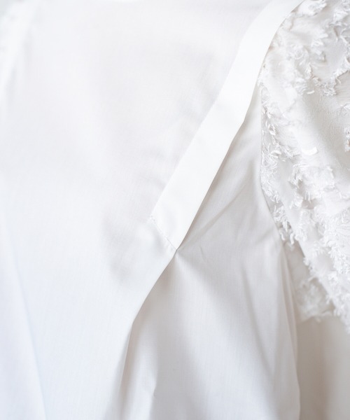 haco!（ハコ）の「光をきれいに反射する白ブラウスで常に美白効果を狙う！ぽわんがかわいい袖異素材ブラウス（シャツ/ブラウス・レディース・オフホワイト・SMALL/MEDIUM/LARGE/X-LARGE）」の15枚目の写真