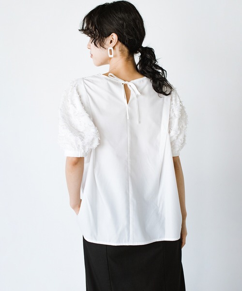 haco!（ハコ）の「光をきれいに反射する白ブラウスで常に美白効果を狙う！ぽわんがかわいい袖異素材ブラウス（シャツ/ブラウス・レディース・オフホワイト・SMALL/MEDIUM/LARGE/X-LARGE）」の14枚目の写真
