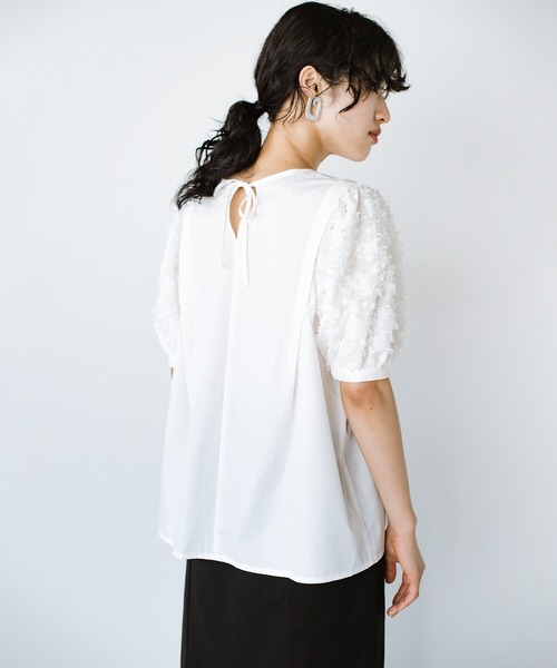 haco!（ハコ）の「光をきれいに反射する白ブラウスで常に美白効果を狙う！ぽわんがかわいい袖異素材ブラウス（シャツ/ブラウス・レディース・オフホワイト・SMALL/MEDIUM/LARGE/X-LARGE）」の16枚目の写真