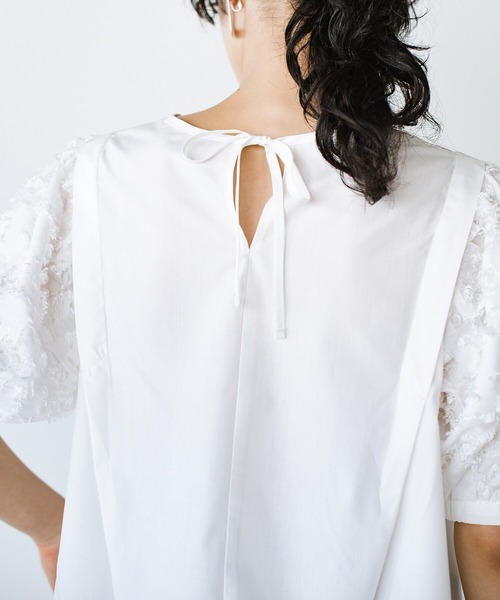 haco!（ハコ）の「光をきれいに反射する白ブラウスで常に美白効果を狙う！ぽわんがかわいい袖異素材ブラウス（シャツ/ブラウス・レディース・オフホワイト・SMALL/MEDIUM/LARGE/X-LARGE）」の8枚目の写真