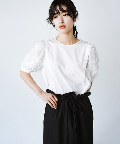 haco!（ハコ）の「光をきれいに反射する白ブラウスで常に美白効果を狙う！ぽわんがかわいい袖異素材ブラウス（シャツ/ブラウス・レディース・オフホワイト・SMALL/MEDIUM/LARGE/X-LARGE）」の4枚目の写真