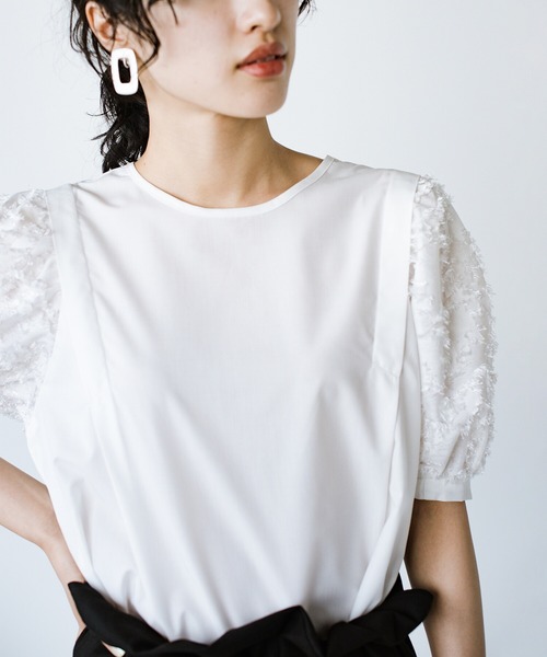 haco!（ハコ）の「光をきれいに反射する白ブラウスで常に美白効果を狙う！ぽわんがかわいい袖異素材ブラウス（シャツ/ブラウス・レディース・オフホワイト・SMALL/MEDIUM/LARGE/X-LARGE）」の13枚目の写真