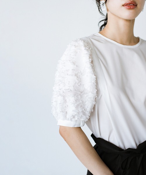 haco!（ハコ）の「光をきれいに反射する白ブラウスで常に美白効果を狙う！ぽわんがかわいい袖異素材ブラウス（シャツ/ブラウス・レディース・オフホワイト・SMALL/MEDIUM/LARGE/X-LARGE）」の6枚目の写真