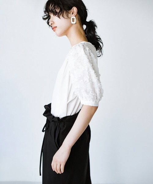 haco!（ハコ）の「光をきれいに反射する白ブラウスで常に美白効果を狙う！ぽわんがかわいい袖異素材ブラウス（シャツ/ブラウス・レディース・オフホワイト・SMALL/MEDIUM/LARGE/X-LARGE）」の18枚目の写真