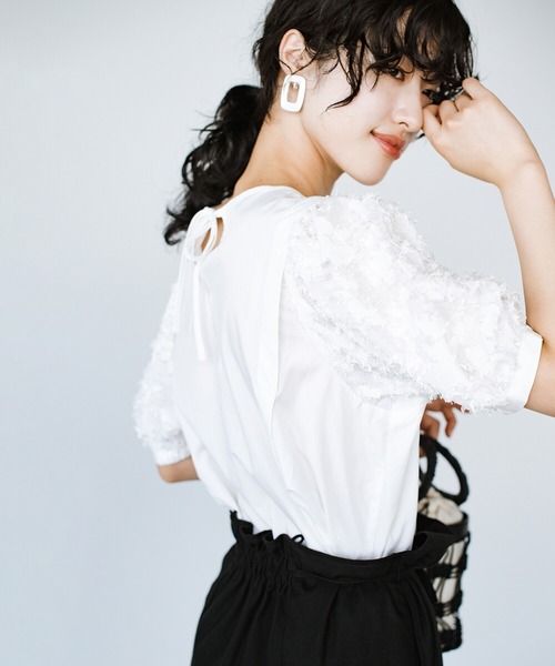 haco!（ハコ）の「光をきれいに反射する白ブラウスで常に美白効果を狙う！ぽわんがかわいい袖異素材ブラウス（シャツ/ブラウス・レディース・オフホワイト・SMALL/MEDIUM/LARGE/X-LARGE）」の9枚目の写真