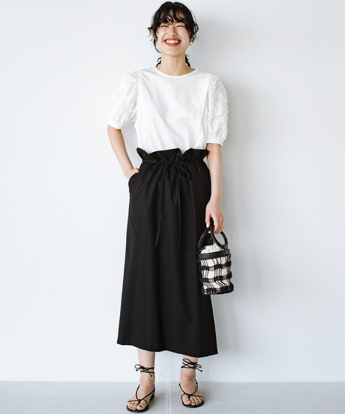 haco!（ハコ）の「光をきれいに反射する白ブラウスで常に美白効果を狙う！ぽわんがかわいい袖異素材ブラウス（シャツ/ブラウス・レディース・オフホワイト・SMALL/MEDIUM/LARGE/X-LARGE）」の2枚目の写真