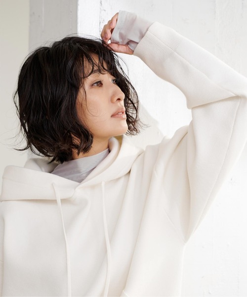 UR'S（ユアーズ）の「ﾌｨﾝｶﾞｰﾎｰﾙ付ｼｱｰﾊｲﾈｯｸﾌﾟﾙｵｰﾊﾞｰ（Tシャツ/カットソー・レディース・ダークネイビー/ライトグレー/ホワイト/ブラック・L/S/M）」の4枚目の写真
