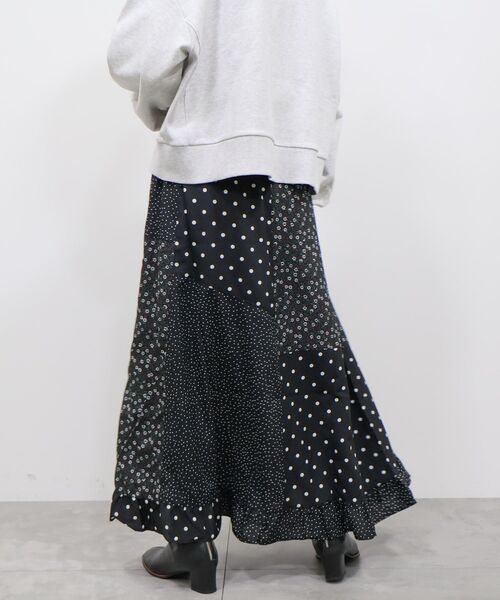 AMERICAN HOLIC(アメリカンホリック)の「プリントMix裾フリル切り替えスカート(スカート・レディース・ブラック・M/L)」の4枚目の写真