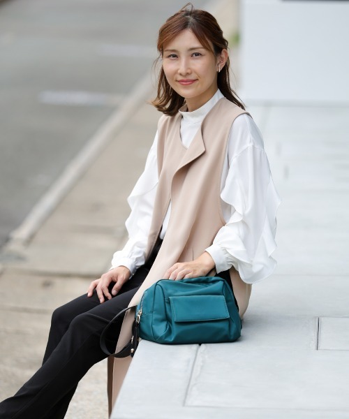 Bou Jeloud（ブージュルード）の「【はあちゅう×Bou Jeloud】ナイロンバッグ Large（ショルダーバッグ・レディース・モカ/ブルーグリーン/アイボリー/ブラック・ONESIZE）」の4枚目の写真