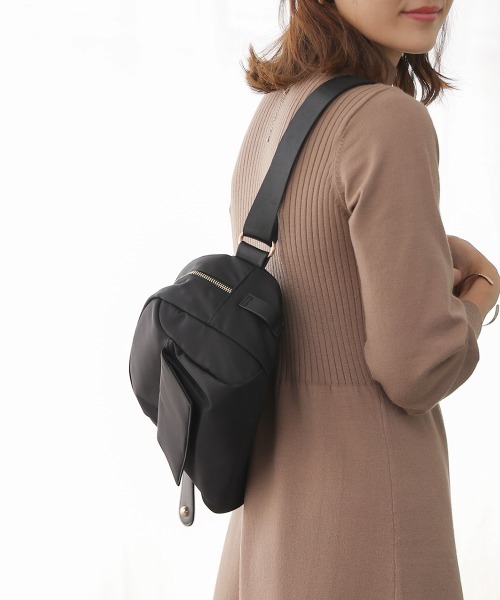 Bou Jeloud（ブージュルード）の「【はあちゅう×Bou Jeloud】ナイロンバッグ Large（ショルダーバッグ・レディース・モカ/ブルーグリーン/アイボリー/ブラック・ONESIZE）」の5枚目の写真