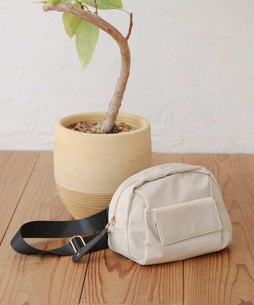 Bou Jeloud（ブージュルード）の「【はあちゅう×Bou Jeloud】ナイロンバッグ Large（ショルダーバッグ・レディース・モカ/ブルーグリーン/アイボリー/ブラック・ONESIZE）」の17枚目の写真