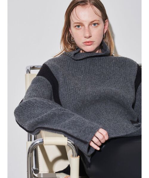 ELENDEEK(エレンディーク)の「バイカラーラインニット(ニット/セーター・レディース・グレー/ブルー/オフホワイト・FREE)」の4枚目の写真