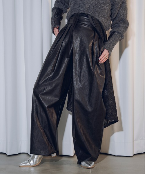 Synthetic leather ワイドコクーンパンツ（その他パンツ）｜Ezick