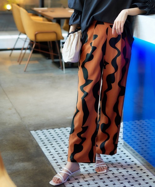 nissen（ニッセン）の「総柄タックストレートパンツ（その他パンツ・レディース・ネイビー系/ベージュ系/ブラウン系・L/M/S/LL）」の2枚目の写真