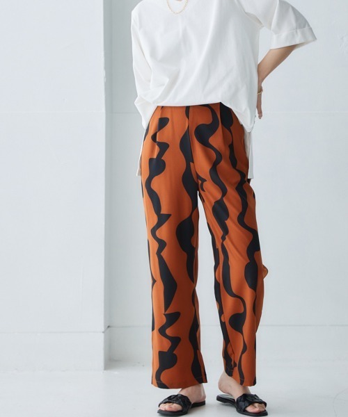 nissen（ニッセン）の「総柄タックストレートパンツ（その他パンツ・レディース・ネイビー系/ベージュ系/ブラウン系・L/M/S/LL）」の4枚目の写真