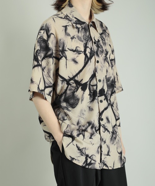 GENXDER(ノンジェンダー)の「【GENXDER】イバラプリント半袖シャツ(シャツ/ブラウス・メンズ・ベージュ/ブラック・X-LARGE/LARGE/MEDIUM)」の1枚目の写真