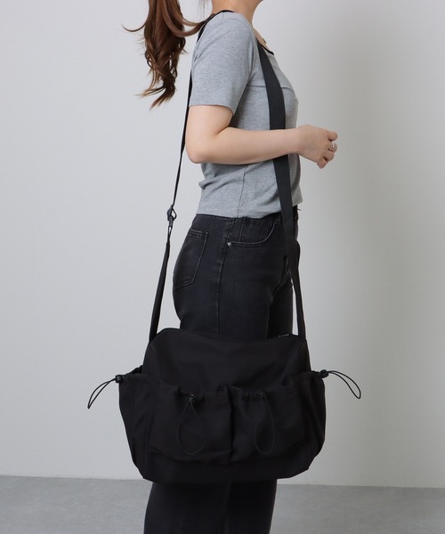 Lace Ladies（レースレディース）の「ソリッドカラー ドローコード付き 多ポケット ショルダーバッグ（ショルダーバッグ・レディース・グレー/ブラック/ホワイト・FREE）」の4枚目の写真
