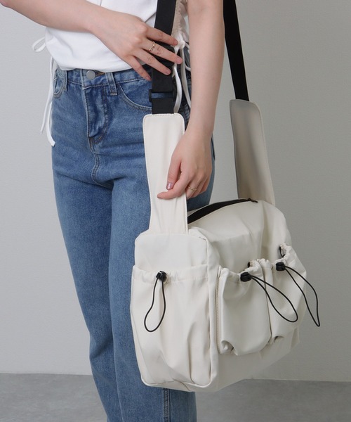 Lace Ladies（レースレディース）の「ソリッドカラー ドローコード付き 多ポケット ショルダーバッグ（ショルダーバッグ・レディース・グレー/ブラック/ホワイト・FREE）」の9枚目の写真