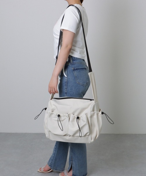 Lace Ladies（レースレディース）の「ソリッドカラー ドローコード付き 多ポケット ショルダーバッグ（ショルダーバッグ・レディース・グレー/ブラック/ホワイト・FREE）」の14枚目の写真