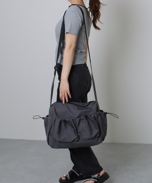 Lace Ladies（レースレディース）の「ソリッドカラー ドローコード付き 多ポケット ショルダーバッグ（ショルダーバッグ・レディース・グレー/ブラック/ホワイト・FREE）」の16枚目の写真