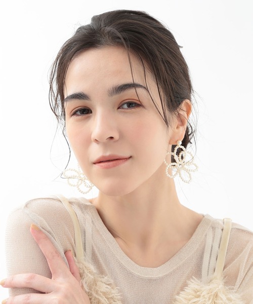 CALIN　STANDARD（カリンスタンダード）の「◆◆金属アレルギー対応◆◆〈ecru〉　パールフラワーモチーフピアス（ピアス（両耳用）・レディース・ゴールド・FREE）」の6枚目の写真