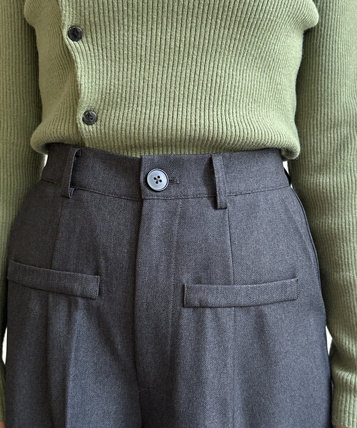 Thevon(ゼボン)の「フロントタックショートパンツ(スラックス・レディース・チャコールグレー/ブラック/ベージュ・M)」の19枚目の写真