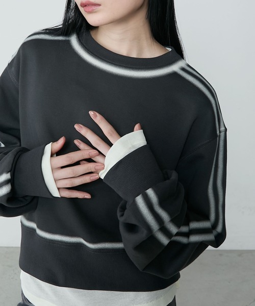 le ELMi（ルエルミ）の「Spray color sporty double-line sweatshirt / スプレーカラースポーティダブルラインスウェット（スウェット・レディース・アイボリー/ブラウン/チャコールグレー・FREE）」の2枚目の写真