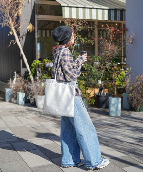 Ungrid(アングリッド)の「【Ungrid/アングリッド】 WEB限定 A4サイズ対応 薄マチ ラム調 ロゴ刺繍 フラットトートバッグ(トートバッグ・レディース・オレンジ/ブラック/アイボリー/ブルー/シルバー・FREE)」の18枚目の写真