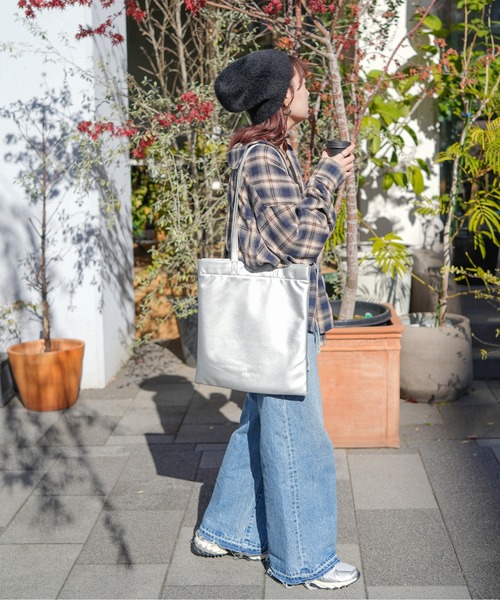 Ungrid(アングリッド)の「【Ungrid/アングリッド】 WEB限定 A4サイズ対応 薄マチ ラム調 ロゴ刺繍 フラットトートバッグ(トートバッグ・レディース・オレンジ/ブラック/アイボリー/ブルー/シルバー・FREE)」の17枚目の写真