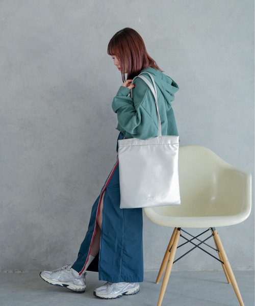 Ungrid(アングリッド)の「【Ungrid/アングリッド】 WEB限定 A4サイズ対応 薄マチ ラム調 ロゴ刺繍 フラットトートバッグ(トートバッグ・レディース・オレンジ/ブラック/アイボリー/ブルー/シルバー・FREE)」の16枚目の写真