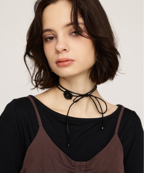 SLY（スライ）の「FLOWER MOTIF CHOKER フラワー モチーフ チョーカー（チョーカー・レディース・アイボリー/ブラック・FREE）」の2枚目の写真