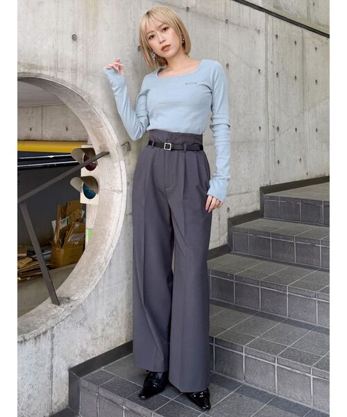 MURUA(ムルーア)の「フェイクレザーベルトハイウエストパンツ(その他パンツ・レディース・ブラック/グレー/ブルー・1/2)」の6枚目の写真