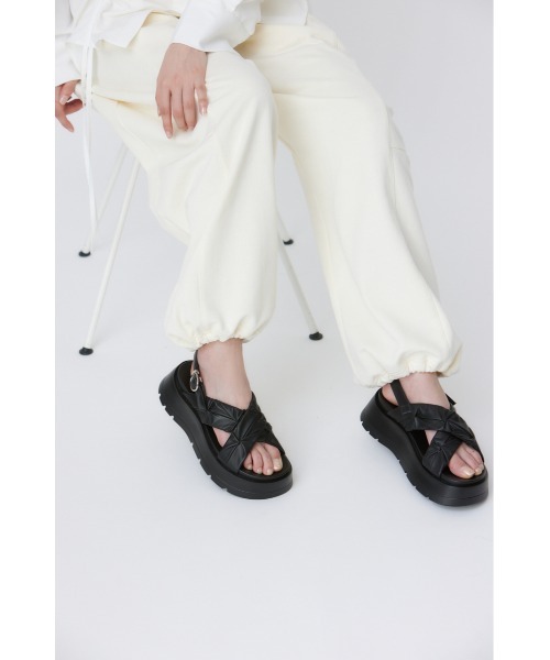 STACCATO（スタッカート）の「クロスベッセルサンダル（サンダル・レディース・ブラック/ホワイト・23cm/23.5cm/24cm/24.5cm/22.5cm）」の3枚目の写真