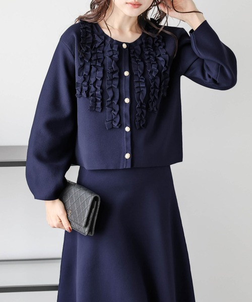 AMELY(エミリー)の「胸元フリルスカートセットアップ(セットアップ・レディース・ネイビー/ベージュ/ブラック・フリー)」の3枚目の写真