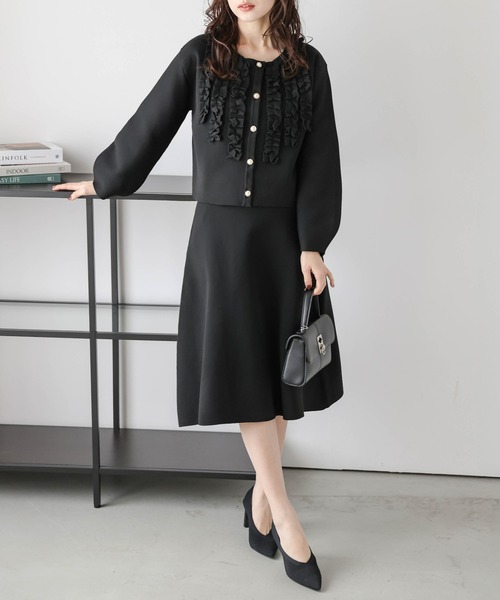 AMELY(エミリー)の「胸元フリルスカートセットアップ(セットアップ・レディース・ネイビー/ベージュ/ブラック・フリー)」の1枚目の写真