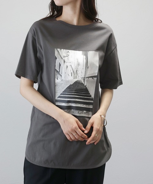 Aletta vita(アレッタビータ)の「綿天竺ラウンドヘム2WAYフォトTシャツ(Tシャツ/カットソー・レディース・チャコール/オフホワイト・FREE)」の2枚目の写真