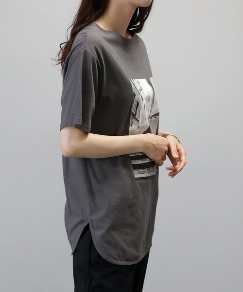 Aletta vita(アレッタビータ)の「綿天竺ラウンドヘム2WAYフォトTシャツ(Tシャツ/カットソー・レディース・チャコール/オフホワイト・FREE)」の18枚目の写真
