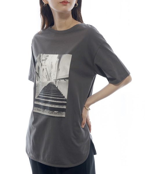 Aletta vita(アレッタビータ)の「綿天竺ラウンドヘム2WAYフォトTシャツ(Tシャツ/カットソー・レディース・チャコール/オフホワイト・FREE)」の19枚目の写真