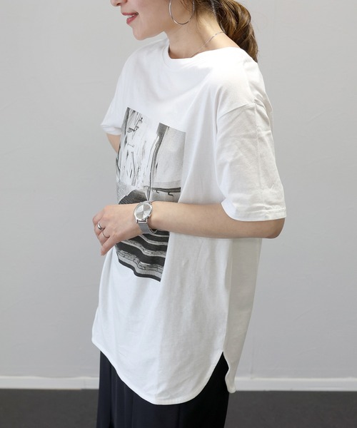 Aletta vita(アレッタビータ)の「綿天竺ラウンドヘム2WAYフォトTシャツ(Tシャツ/カットソー・レディース・チャコール/オフホワイト・FREE)」の5枚目の写真
