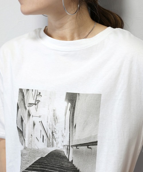 Aletta vita(アレッタビータ)の「綿天竺ラウンドヘム2WAYフォトTシャツ(Tシャツ/カットソー・レディース・チャコール/オフホワイト・FREE)」の4枚目の写真