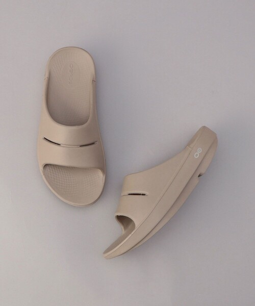 FREAK'S STORE(フリークスストア)の「OOFOS/ウーフォス Ooahh/ウーアー(スライドサンダル)(サンダル・レディース・ブラック/ベージュ・8/7/6)」の2枚目の写真