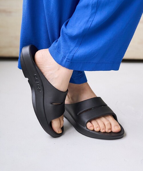 FREAK'S STORE(フリークスストア)の「OOFOS/ウーフォス Ooahh/ウーアー(スライドサンダル)(サンダル・レディース・ブラック/ベージュ・8/7/6)」の1枚目の写真