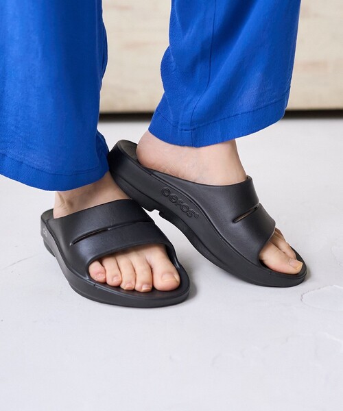 FREAK'S STORE(フリークスストア)の「OOFOS/ウーフォス Ooahh/ウーアー(スライドサンダル)(サンダル・レディース・ブラック/ベージュ・8/7/6)」の4枚目の写真